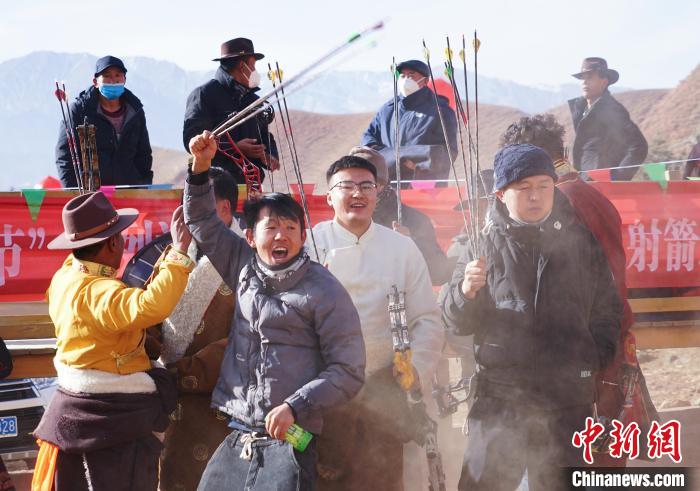 圖為藏族民眾跺腳歡呼慶祝弓箭手射中靶心。　馬銘言 攝