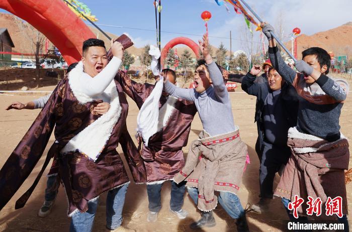 圖為藏族民眾跺腳歡呼慶祝弓箭手射中靶心?！●R銘言 攝