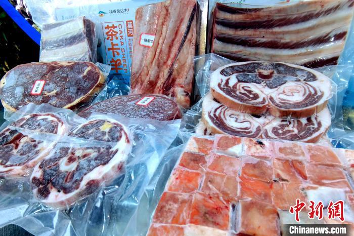 圖為前來參展的柴達木肉類?！±铍h 攝