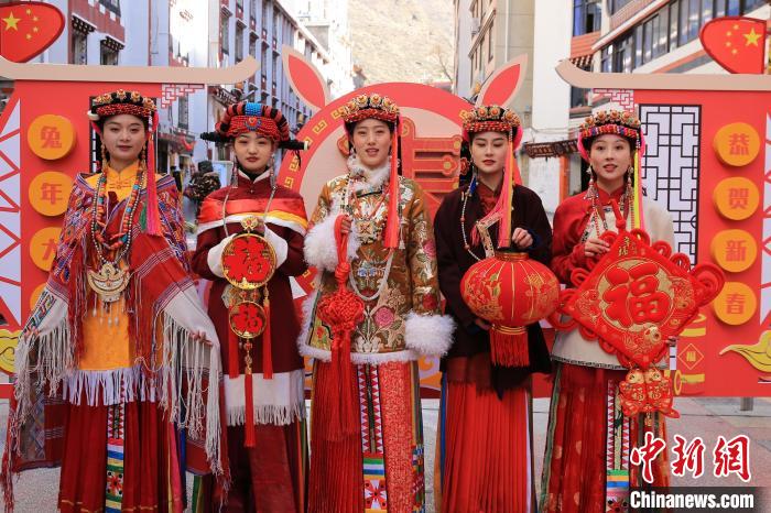丹巴美女送祝福，迎新年。　李永安 攝