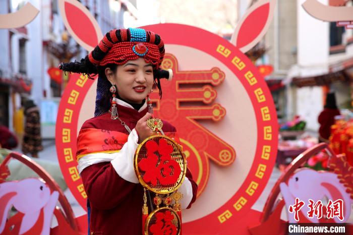 身著嘉絨藏族服飾的丹巴女孩送祝福。　吉靜 攝