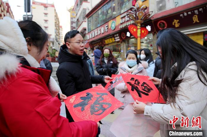 街頭市民收到送的“?！弊?。　李永安 攝