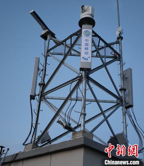 資料圖為建在龍羊峽湖區(qū)內(nèi)的5G基站?！∏嗪Ｒ苿?dòng)海南分公司供圖