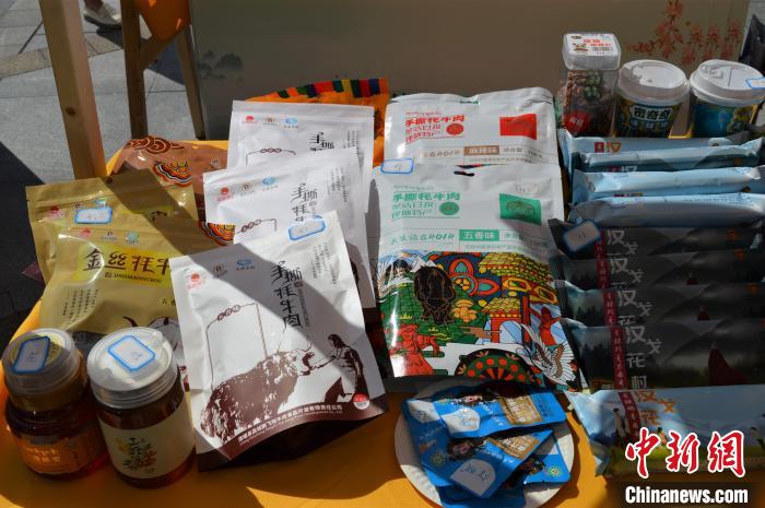 推介活動上的農(nóng)特產(chǎn)品展示?！≈炝杞?攝