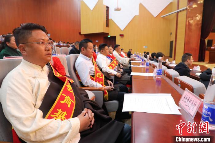 圖為玉樹州民族團(tuán)結(jié)進(jìn)步創(chuàng)建工作推進(jìn)會(huì)現(xiàn)場?！『F龍 攝
