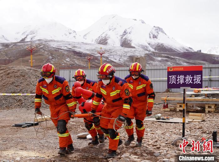 圖為地震實(shí)戰(zhàn)拉動現(xiàn)場，參演人員正在轉(zhuǎn)移受傷人員?！∮駱湎拦﹫D