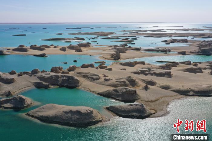 航拍青海大柴旦烏素特水上雅丹奇特景觀。　馬銘言 攝