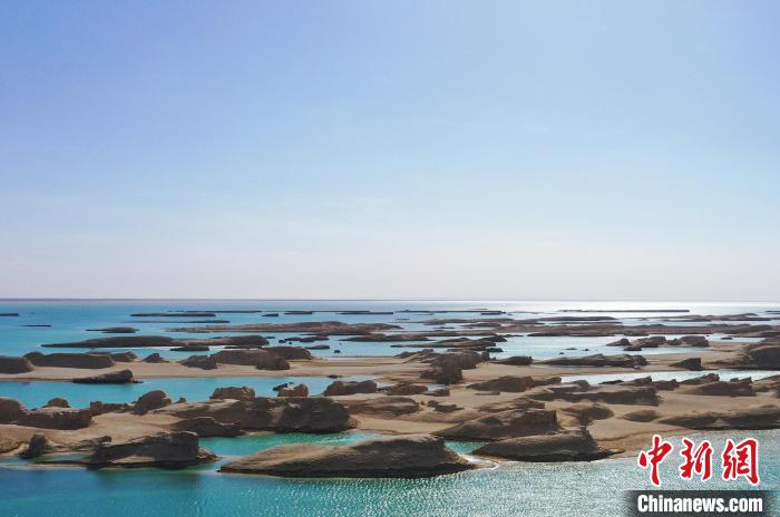 航拍青海大柴旦烏素特水上雅丹奇特景觀。　馬銘言 攝