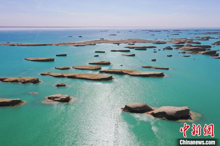 航拍青海大柴旦烏素特水上雅丹奇特景觀?！●R銘言 攝