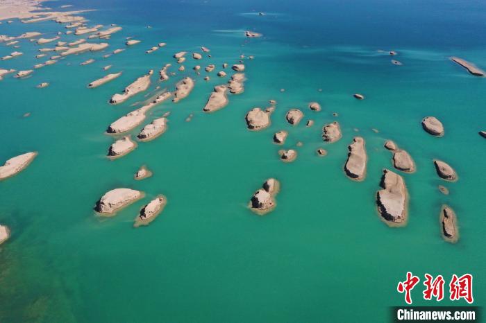 航拍青海大柴旦烏素特水上雅丹奇特景觀?！●R銘言 攝