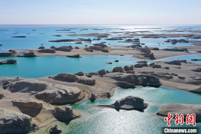 航拍青海大柴旦烏素特水上雅丹奇特景觀。　馬銘言 攝