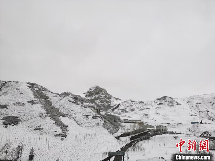 圖為青海省東南部的青沙山區(qū)域銀裝素裹?！?zhí)砀?攝