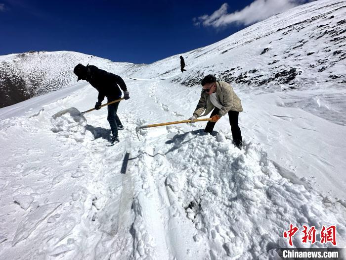圖為生態(tài)管護人員在巡護道路上清雪?！《“瓦_杰 攝