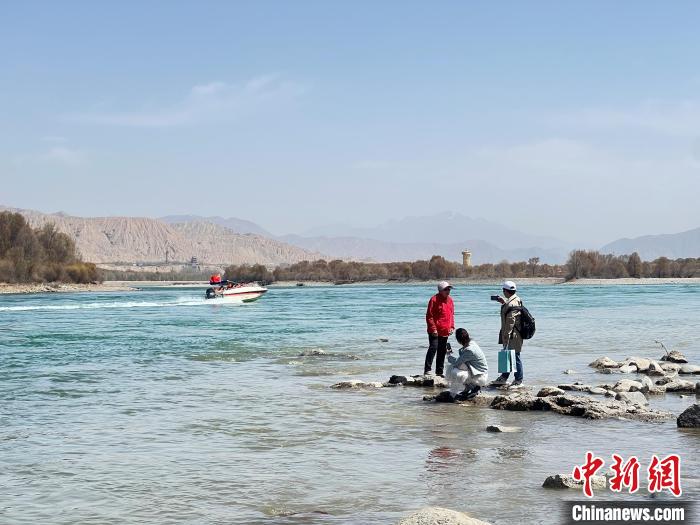 圖為游客在黃河岸畔游玩，并與黃河合影留念?！∑钤鲚?攝