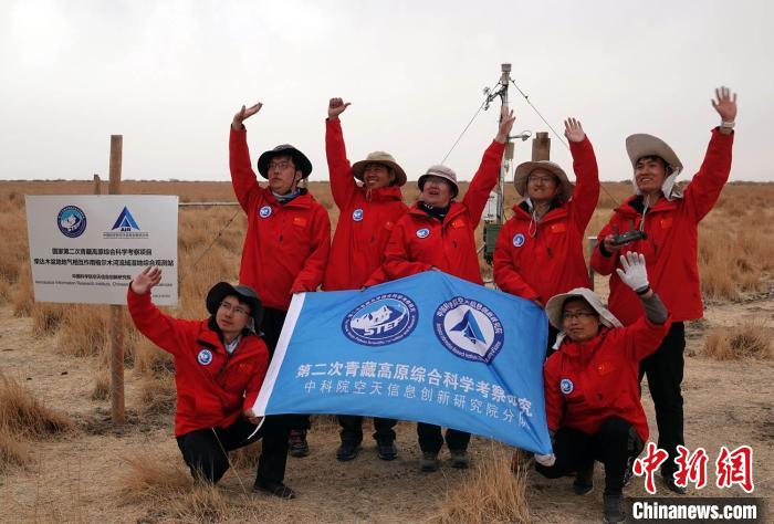 經(jīng)過不懈努力，格爾木濕地站終于建成，第二次青藏科考中科院空天院分隊(duì)向航拍無人機(jī)揮手合影?！?lt;a target='_blank' href='/'><p  align=