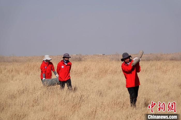 格爾木濕地站建設(shè)過程中，第二次青藏科考中科院空天院分隊(duì)隊(duì)員化身搬運(yùn)工，在高原上開展體力勞動(dòng)?！?lt;a target='_blank' href='/'><p  align=