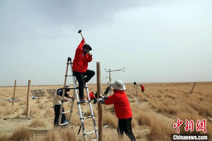 格爾木濕地站建設(shè)過程中，第二次青藏科考中科院空天院分隊(duì)隊(duì)員揮錘安裝防護(hù)欄?！?lt;a target='_blank' href='/'><p  align=