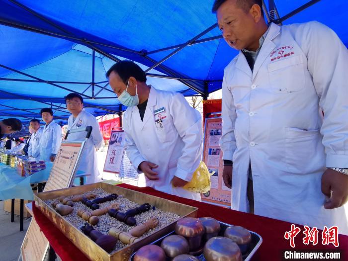 圖為青海省循化縣的國家級非遺項目尤闕療法的器械展示?！?zhí)砀?攝