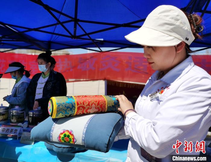 圖為青海省互助縣的中藥枕頭。　張?zhí)砀?攝
