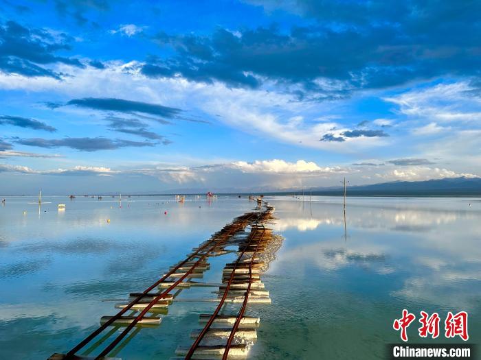 圖為茶卡鹽湖景區(qū)風(fēng)光。　劉洋 攝