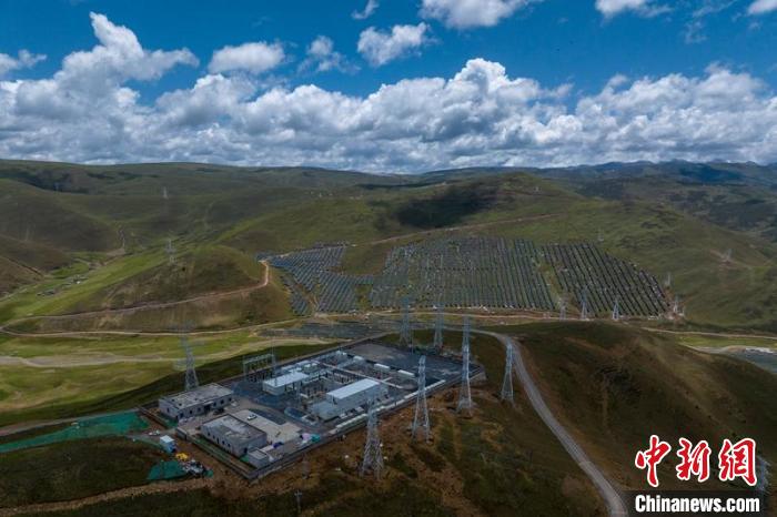 航拍建成投運(yùn)的柯拉一期光伏電站升壓站?！⒅铱?攝