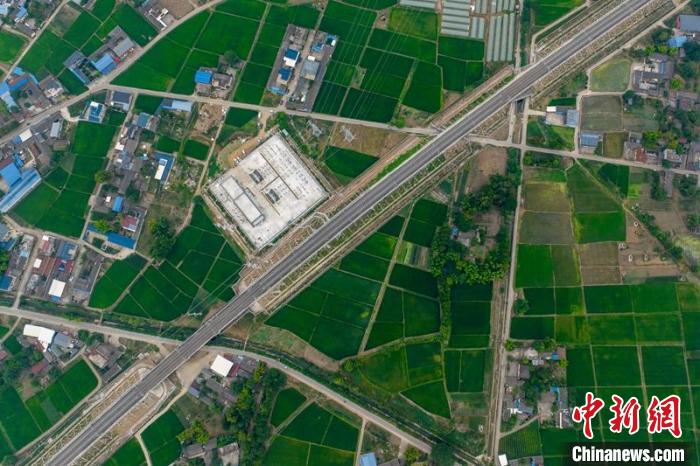 空中俯瞰綿竹牽引變電所和川青鐵路成黃段鐵路線?！⒅铱?攝