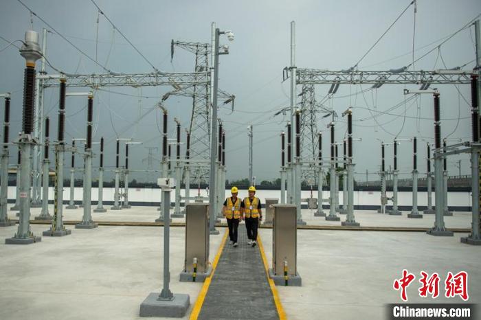 工作人員正在綿竹牽引變電所內(nèi)巡查設(shè)備受電運行情況。　劉忠俊 攝