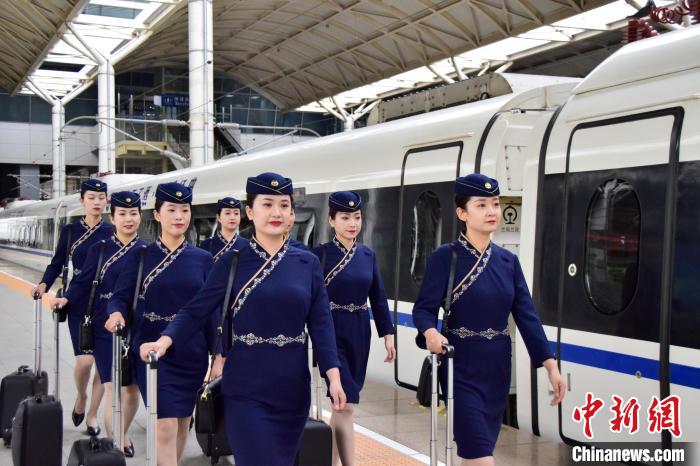 圖為青藏鐵路西格段“復(fù)興號”動車組乘務(wù)員新制服亮相?！|科力加 攝