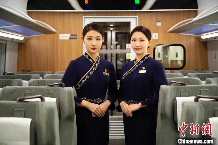 圖為整體色彩以“深藏青”為主調(diào)的西格段“復(fù)興號”動車組乘務(wù)員新制服?！±罾?攝