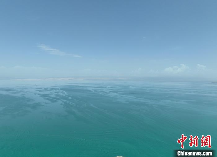 圖為航拍仲夏時(shí)節(jié)，青海湖水天一色?！∑钤鲚?攝