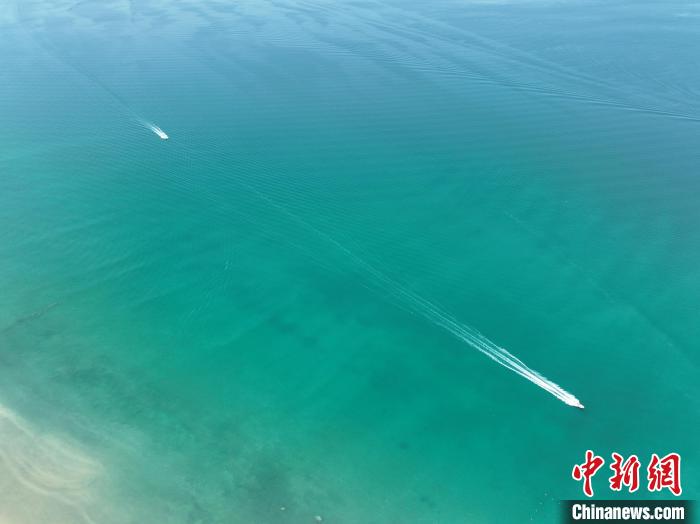 圖為航拍仲夏時(shí)節(jié)，青海湖湖水碧波蕩漾。　祁增蓓 攝