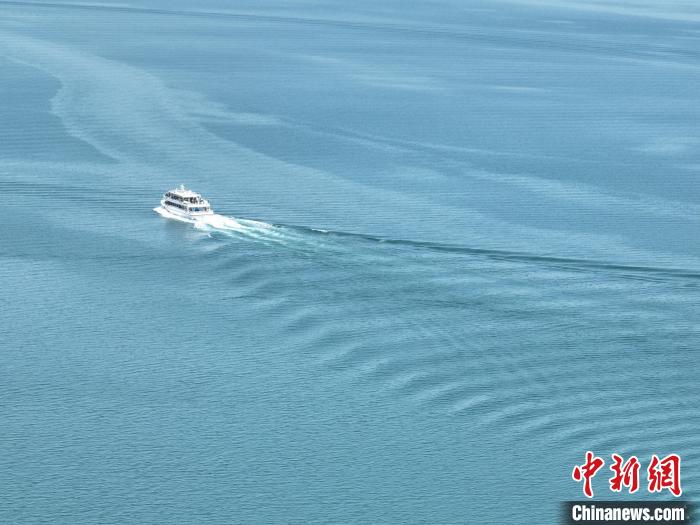 圖為航拍仲夏時(shí)節(jié)，青海湖湖水碧波蕩漾?！∑钤鲚?攝