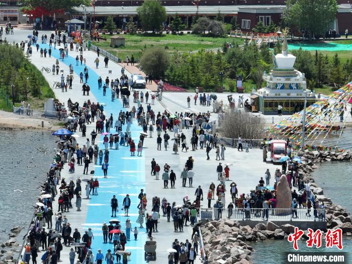 圖為航拍青海湖二郎劍景區(qū)游客眾多?！∑钤鲚?攝
