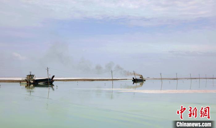 “天空之鏡”青海茶卡鹽湖：迎黃金旅游季，獨(dú)特景色引客來