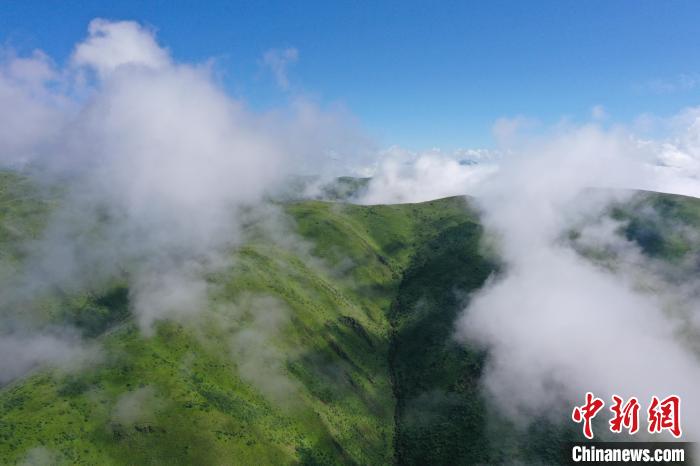 航拍賽來塘鎮(zhèn)山間云霧繚繞?！●R銘言 攝