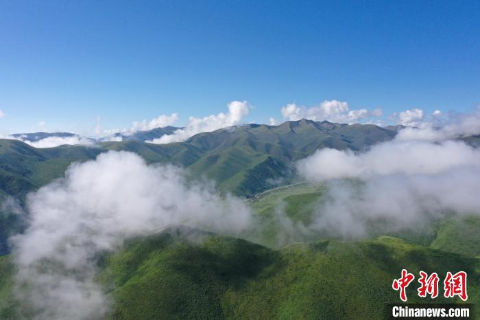 航拍賽來塘鎮(zhèn)山間云霧繚繞?！●R銘言 攝