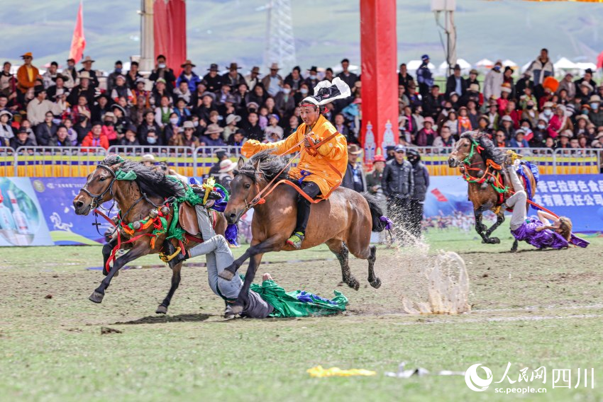 馬術(shù)表演現(xiàn)場(chǎng)。洛絨尼瑪攝