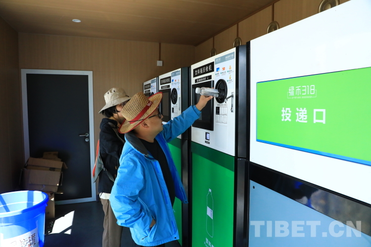 圖為游客正在投遞飲料空瓶1.JPG 圖為游客正在投遞飲料空瓶1.JPG