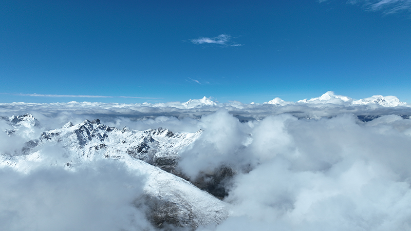 在白馬雪山遙望梅里雪山。德欽縣融媒體中心供圖