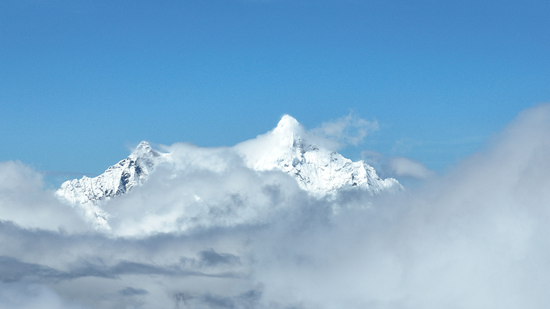 在白馬雪山遙望梅里雪山。德欽縣融媒體中心供圖