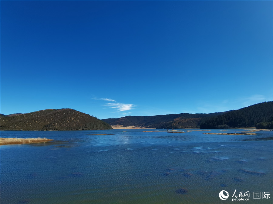 香格里拉國(guó)家公園景區(qū)內(nèi)，被譽(yù)為“高原仙子”的屬都湖。人民網(wǎng)記者 杜明明攝