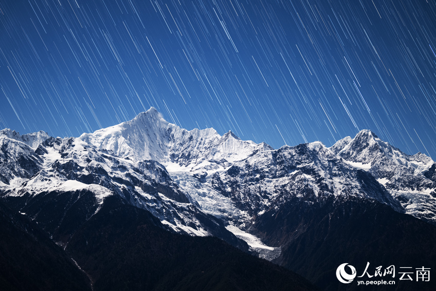 梅里雪山“星河流淌”奇觀。趙一舟攝