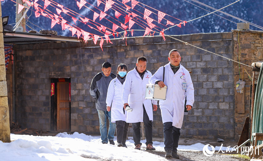 對(duì)口幫扶醫(yī)療小分隊(duì)行走在雪地里。劉學(xué)懿攝