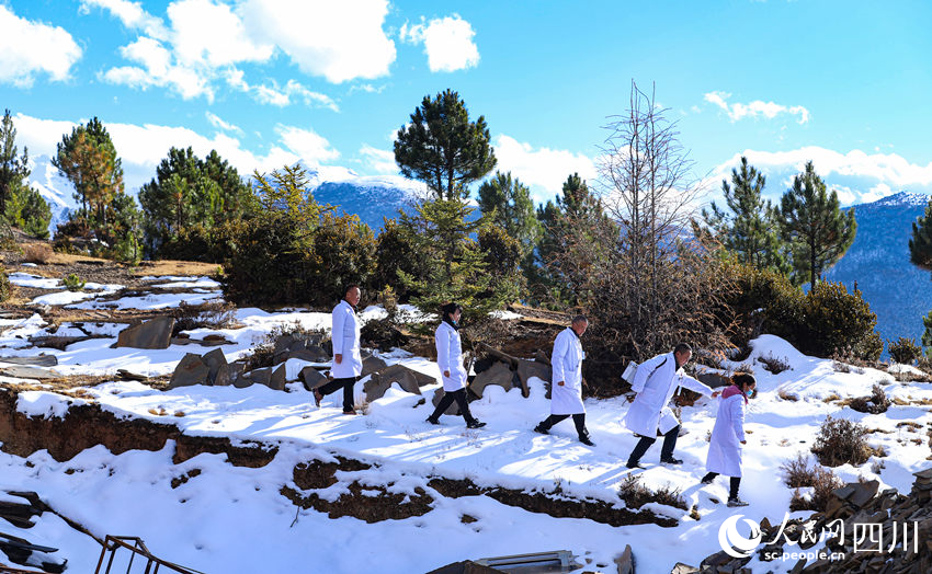 對(duì)口幫扶醫(yī)療小分隊(duì)行走在雪地里。劉學(xué)懿攝