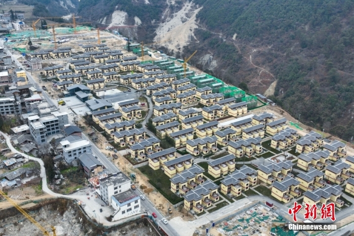 圖為2月1日，瀘定磨西鎮(zhèn)震后重建的安置小區(qū)。(無人機(jī)照片)<a target='_blank' href='/'><p  align=