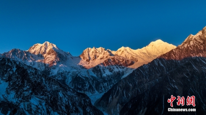 圖為2月1日，清晨陽(yáng)光照在貢嘎雪山上，出現(xiàn)“日照金山”景觀。(無(wú)人機(jī)照片)<a target='_blank' href='/'><p  align=