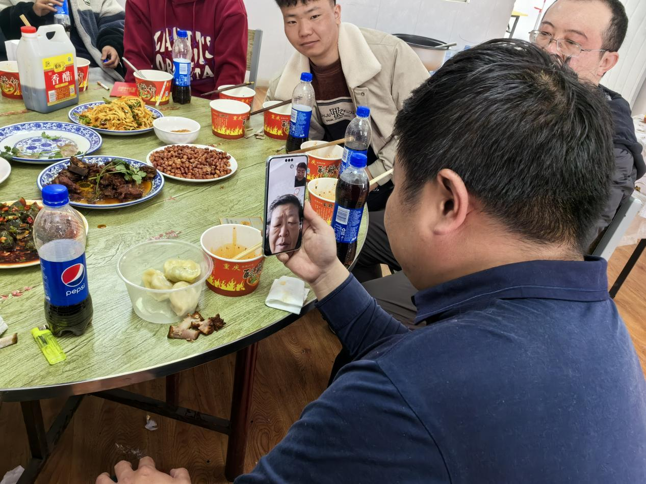 王玉琦與家人視頻。王元明攝