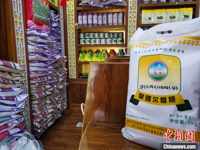 圖為洛桑旦增為自家青稞產(chǎn)品設(shè)計(jì)的商標(biāo)與特色包裝?！垈?攝