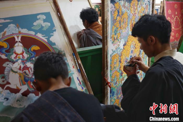 丁青縣象雄東朵唐卡畫派家族傳承人羅布玉加的唐卡繪畫班?！〗w波 攝