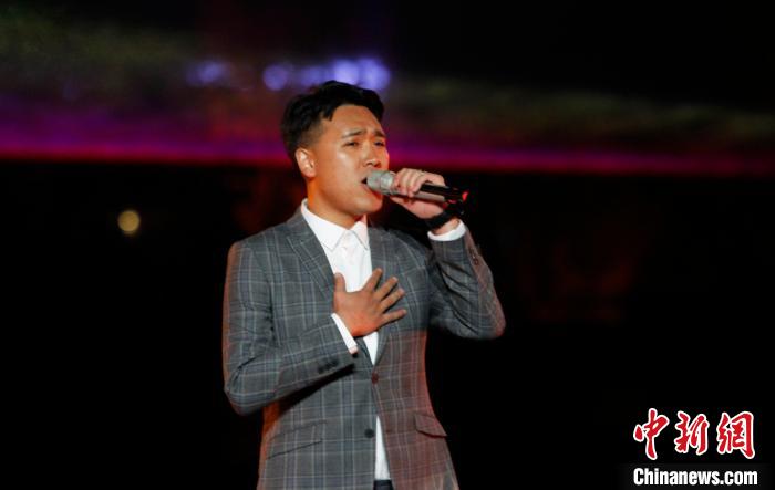 圖為歌手演唱歌曲《你好，小康！》。　趙朗 攝